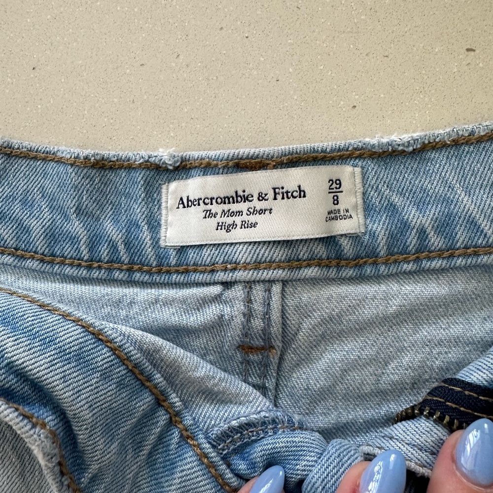 Abercrombie & Fitch Mom short in light denim
